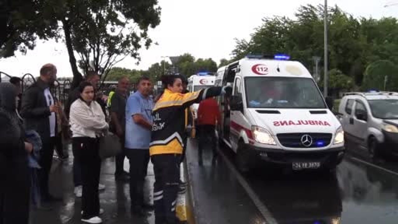 Eyüpsultan’da yolcu otobüsü otomobile çarptı: 30 yaralı
