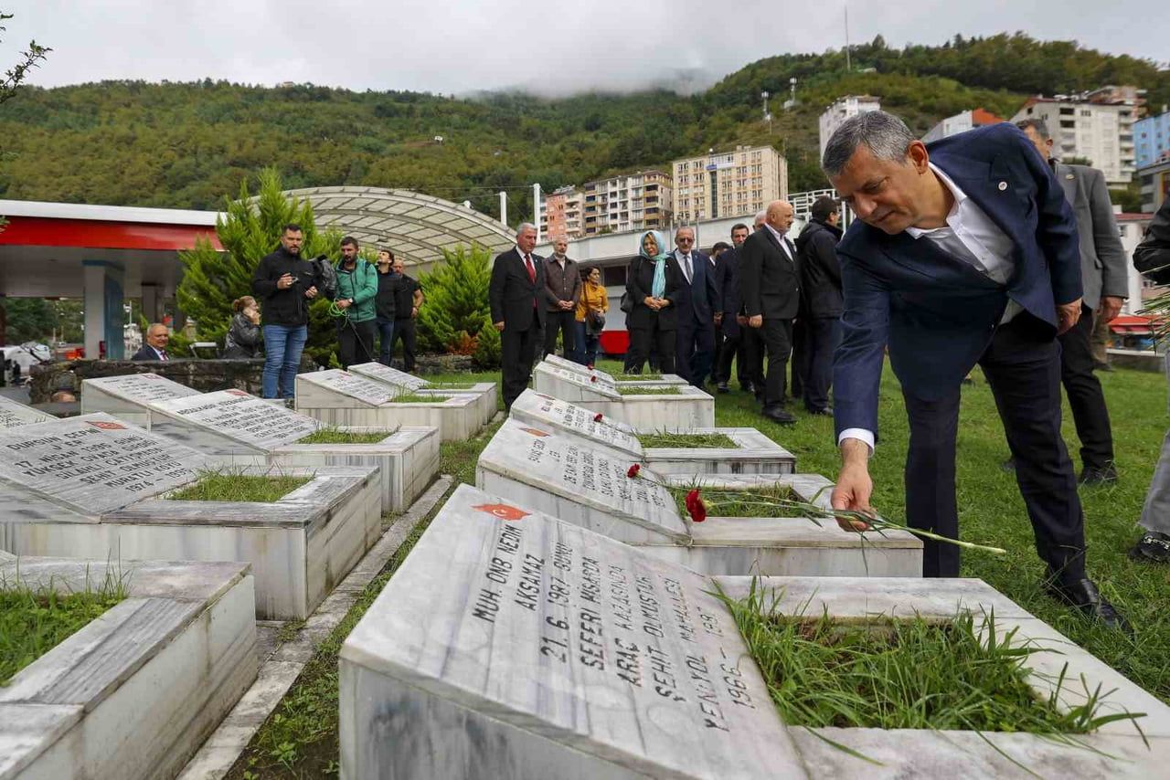YENİ PARTİ GENEL BAŞKANI ÖZGÜR ÖZEL, ARTVİN BORÇKA GARNİZON ŞEHİTLİĞİ’Nİ VE 18. DÖNEM MİLLETVEKİLİ...