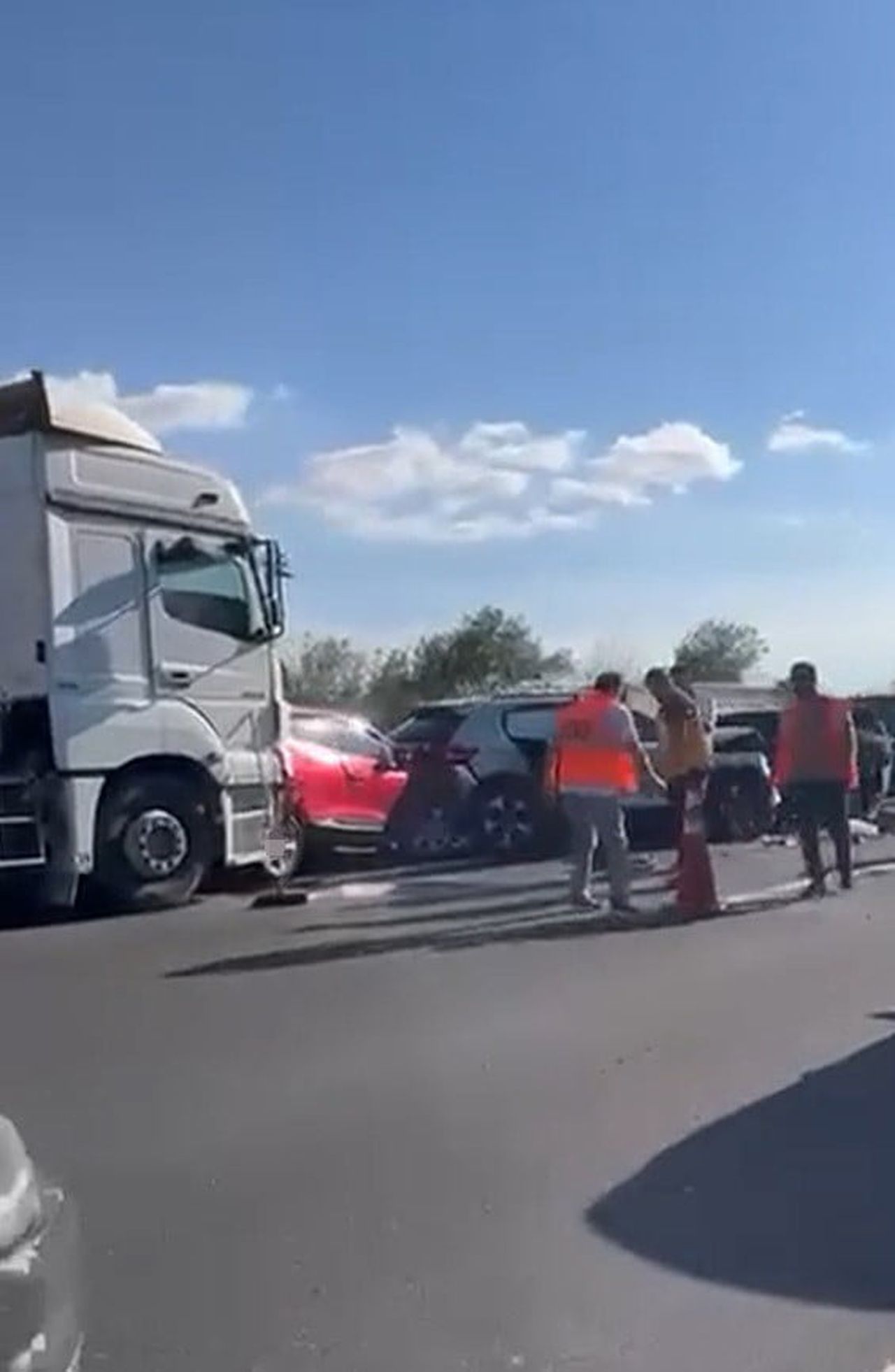 SAKARYA'NIN HENDEK İLÇESİNDE ANADOLU OTOYOLU İSTANBUL İSTİKAMETİNDE 12 ARACIN KARIŞTIĞI ZİNCİRLEME...
