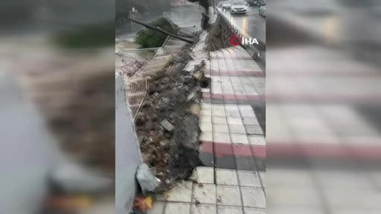 Sultangazi’de sağanak yağış nedeniyle okulun istinat duvarı çöktü