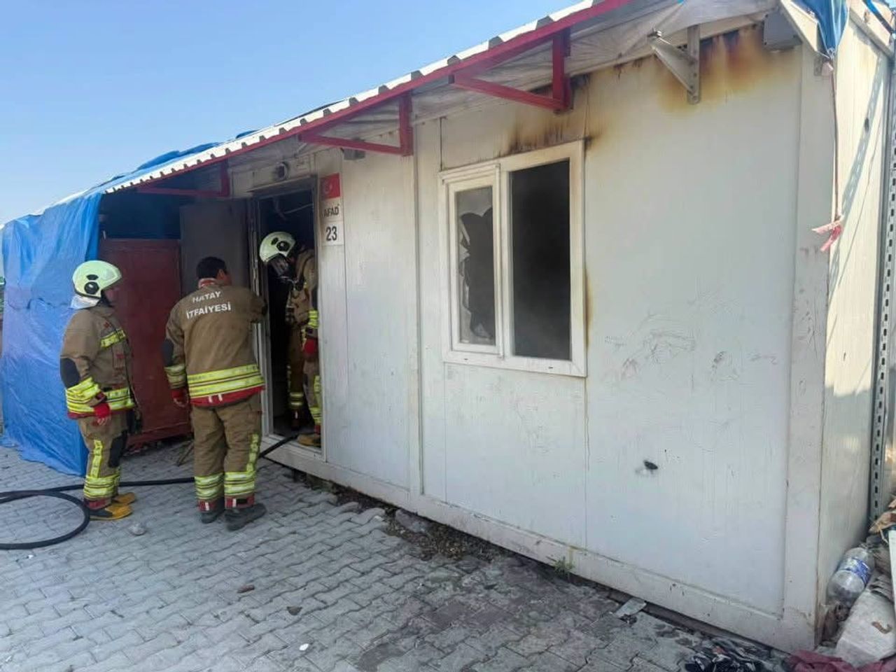 ANTAKYA’DA BULUNAN BURSA KÜTAHYA KONTEYNER KENT’TE ÇIKAN YANGIN, EKİPLERİN HIZLI MÜDAHALESİYLE...
