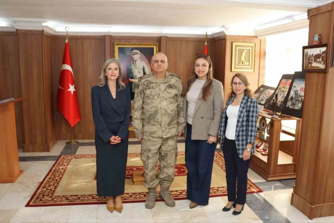 KARS KIZILAY ŞUBESİ’NDEN İL JANDARMA KOMUTANI COŞKUN’A HAYIRLI OLSUN ZİYARETİ(KARS-İHA)