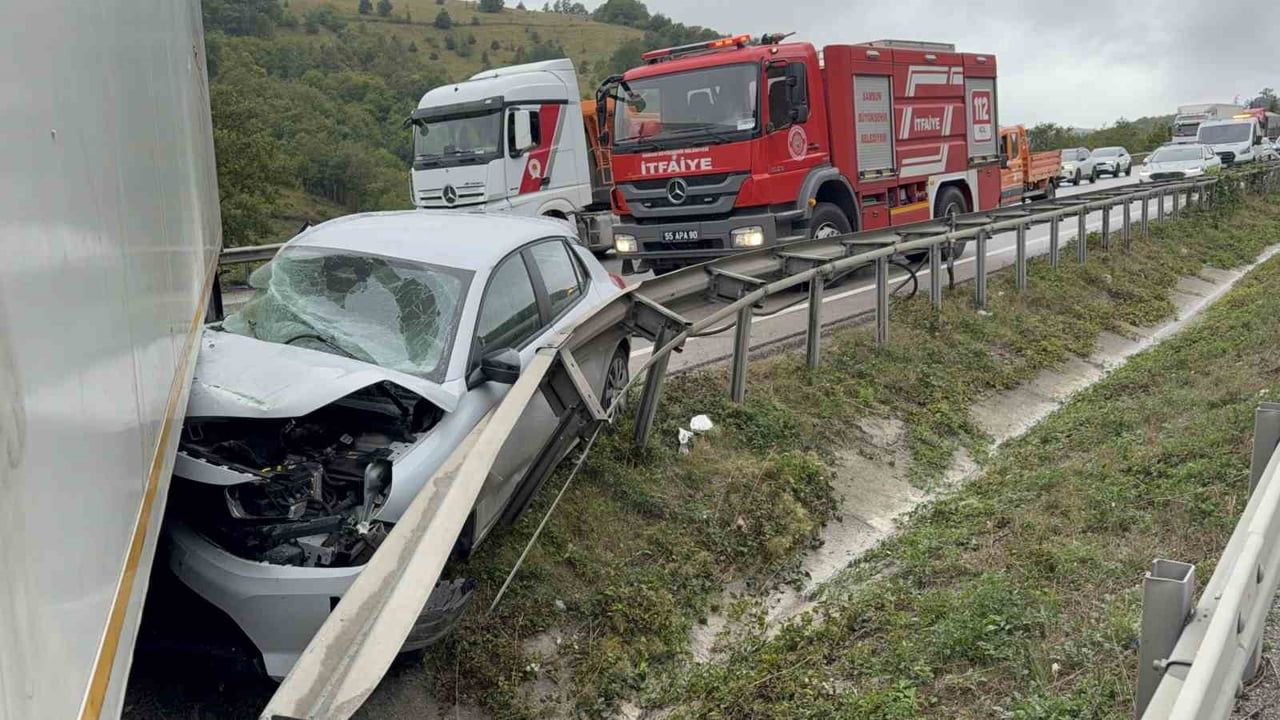 SAMSUN’UN KAVAK İLÇESİNDE OTOMOBİLİN TIR İLE ÇARPIŞMASI SONUCU MEYDANA GELEN TRAFİK KAZASINDA 2...