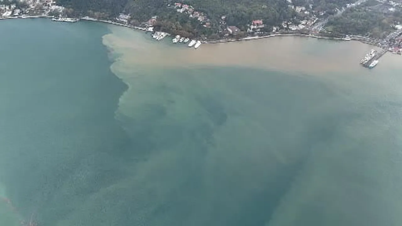 İstanbul'da yağmurun etkisiyle denizin rengi değişti: Boğaz'daki renk değişimi böyle...