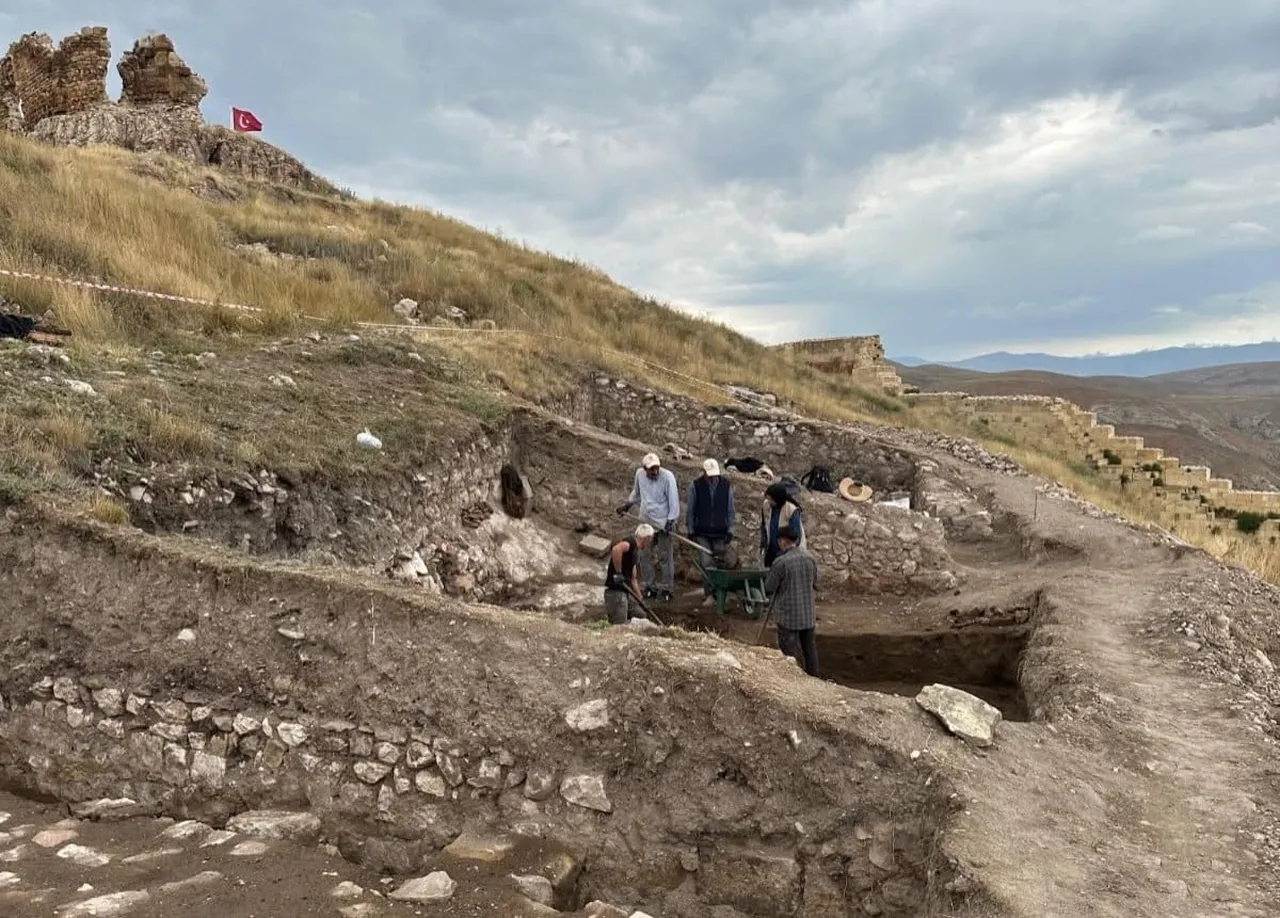BAYBURT KALESİ’NDE ARKEOLOJİK KAZILAR SÜRÜYOR: TARİH İLK TUNÇ ÇAĞI’NA UZANIYOR