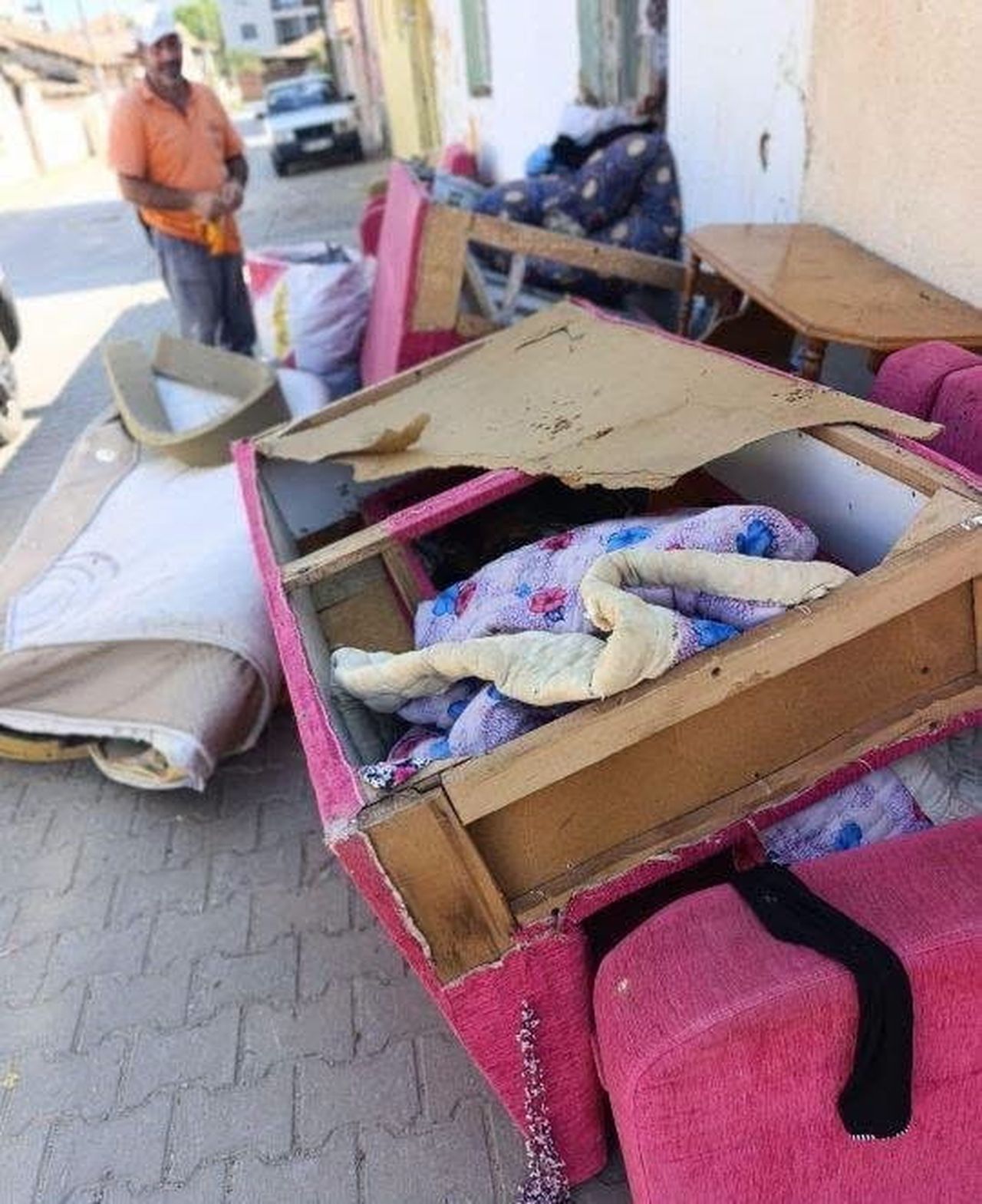 GERMENCİK BELEDİYE BAŞKANI BURAK ZENCİRCİ, ÇÖP KONTEYNERLERİNİN ÇEVRESİNE GELİŞİ GÜZEL EŞYA VE...
