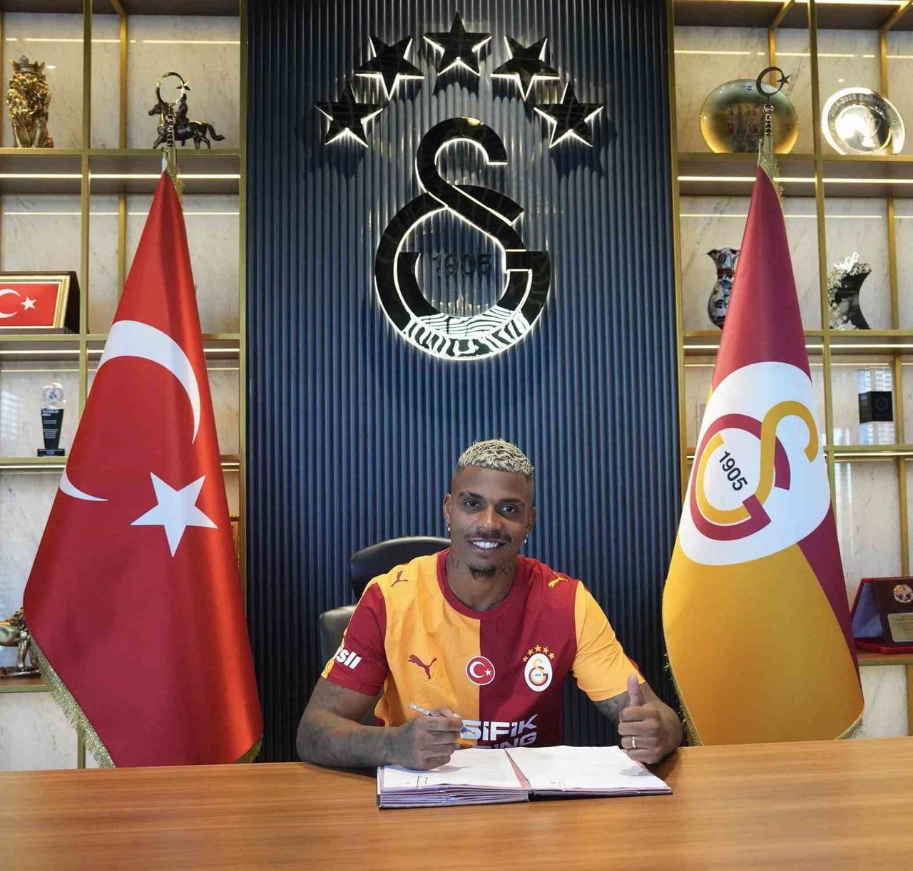GALATASARAY, GABONLU OYUNCU MARİO LEMİNA'NIN SÖZLEŞMESİNİ İKİ YIL DAHA UZATTIĞINI...