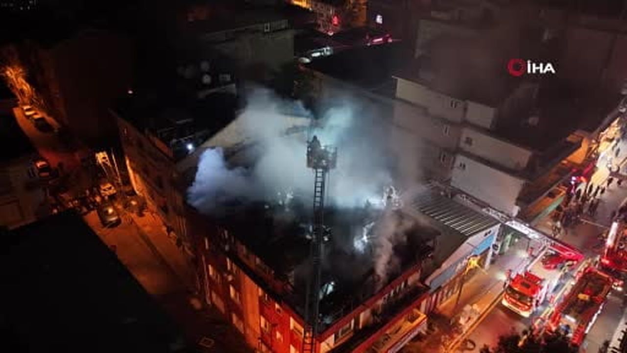 Kağıthane'de 4 katlı binanın çatısı yandı