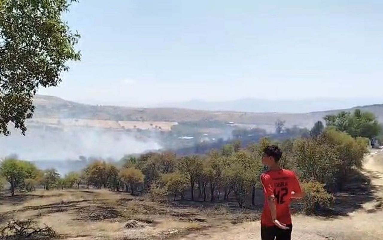 ELAZIĞ’DA BİR MAHALLEDE ÇIKAN YANGIN, EKİPLERİN VE VATANDAŞLARIN MÜDAHALESİYLE...
