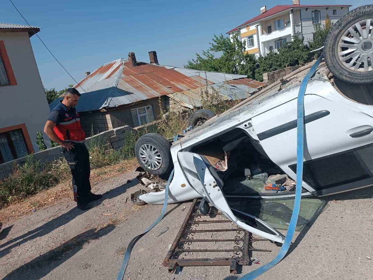 ERCİŞ İLÇESİNDE İSTİNAT DUVARINDAN DÜŞEN OTOMOBİLİN SÜRÜCÜSÜ YARALANDI.