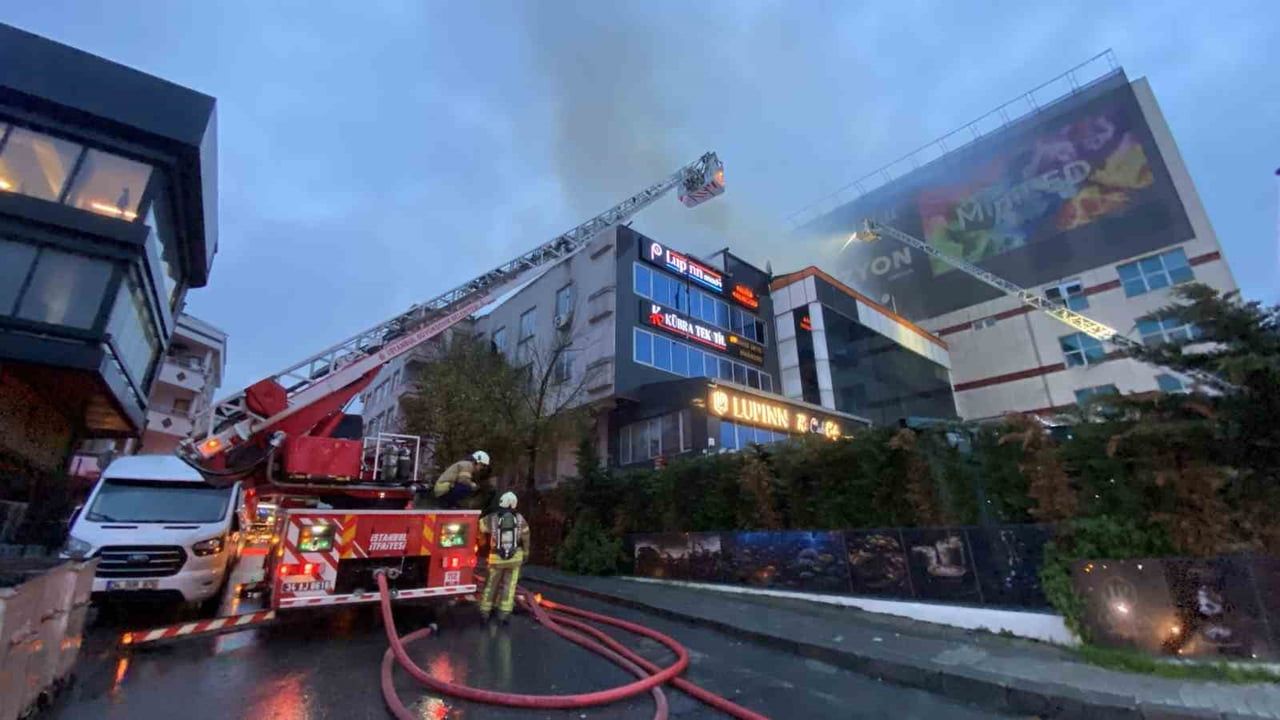 İSTANBUL KÜÇÜKÇEKMECE’DE 4 KATLI TEKSTİL ATÖLYESİNİN ÇATISINDA ÇIKAN YANGIN, BİTİŞİKTEKİ...