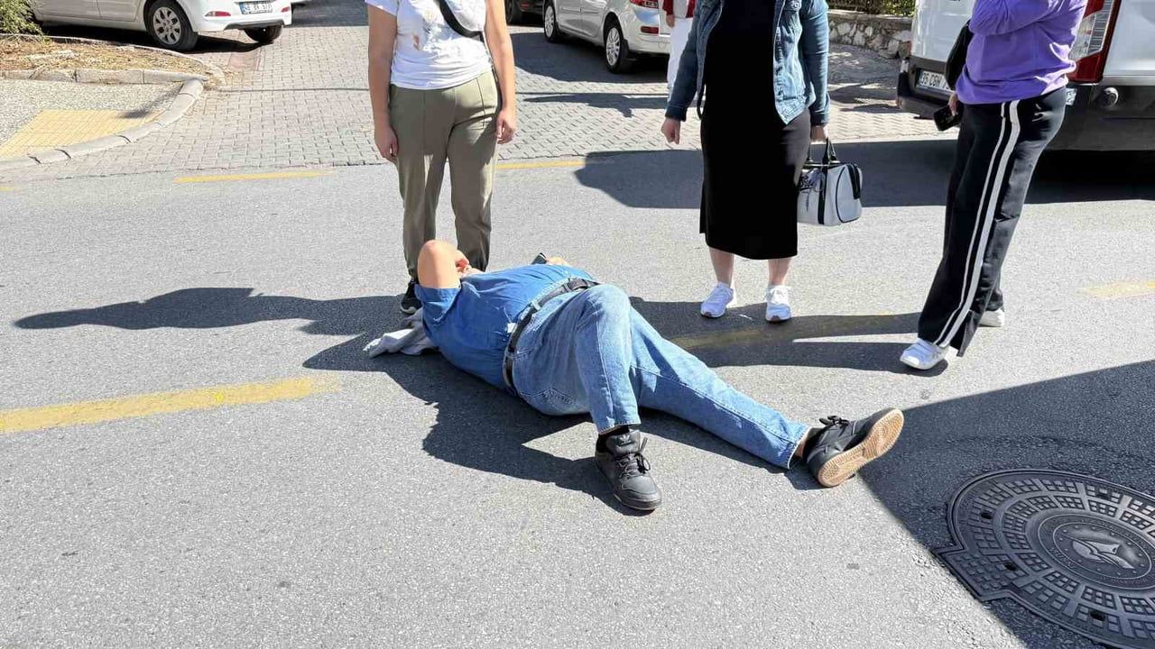 MUĞLA’NIN MENTEŞE İLÇESİNDE GERİ MANEVRA YAPAN TİCARİ ARACIN ÇARPTIĞI YAŞLI VATANDAŞ YARALANDI....