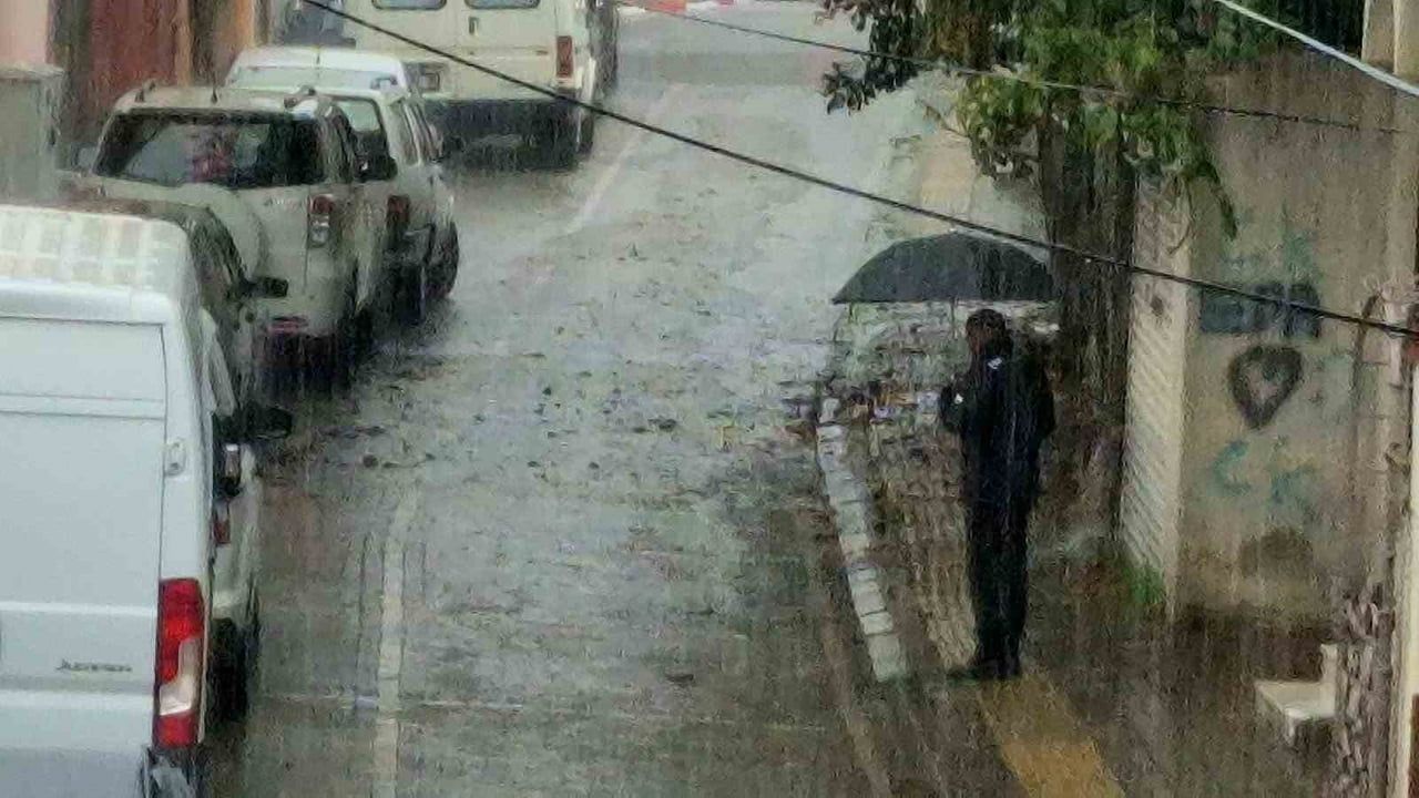 METEOROLOJİNİN SARI KODLA UYARI YAPILAN BARTIN'DA SAĞANAK YAĞIŞ ETKİLİ OLUYOR. YOLLARDA OLUŞAN SU...
