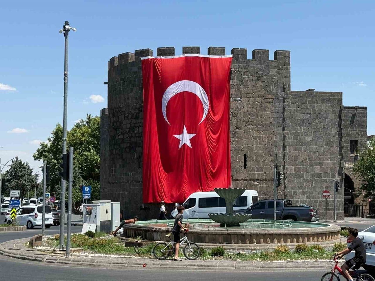15 TEMMUZ DEMOKRASİ VE MİLLİ BİRLİK GÜNÜ DOLAYISIYLA DİYARBAKIR SURLARINA TÜRK BAYRAĞI...