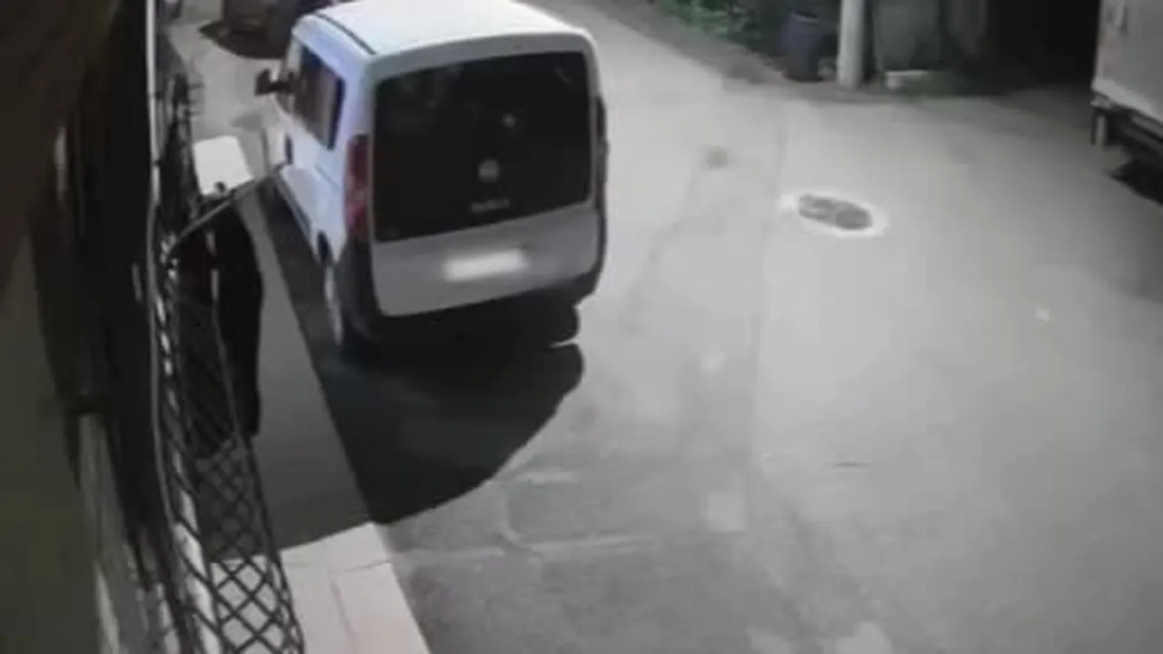 Korkuluğa asılan kıyafetleri beğenip alan kadın kamerada
