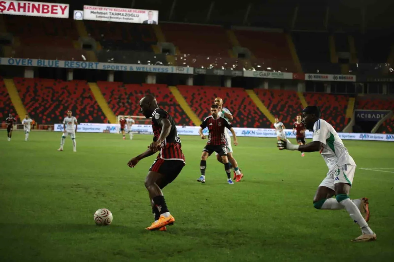 TRENDYOL SÜPER LİG'İN 3. HAFTASINDA GAZİANTEP FK, SAHASINDA ÇAYKUR RİZESPOR İLE KARŞILAŞIYOR....