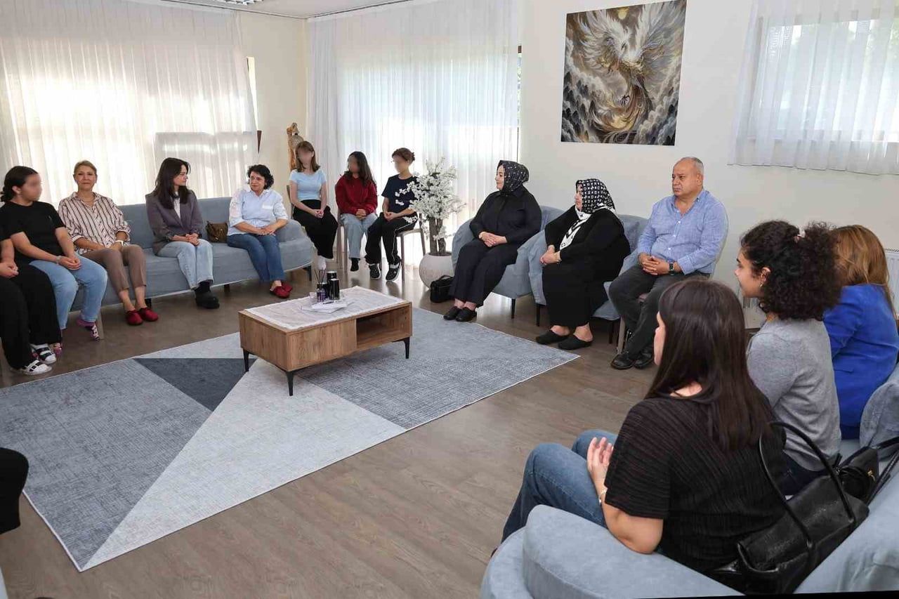AOSB KADIN SANAYİCİLER PLATFORMU, ÇOCUK EVLERİ SİTESİ’NDE KALAN KIZ ÇOCUKLARINI ZİYARET EDEREK...