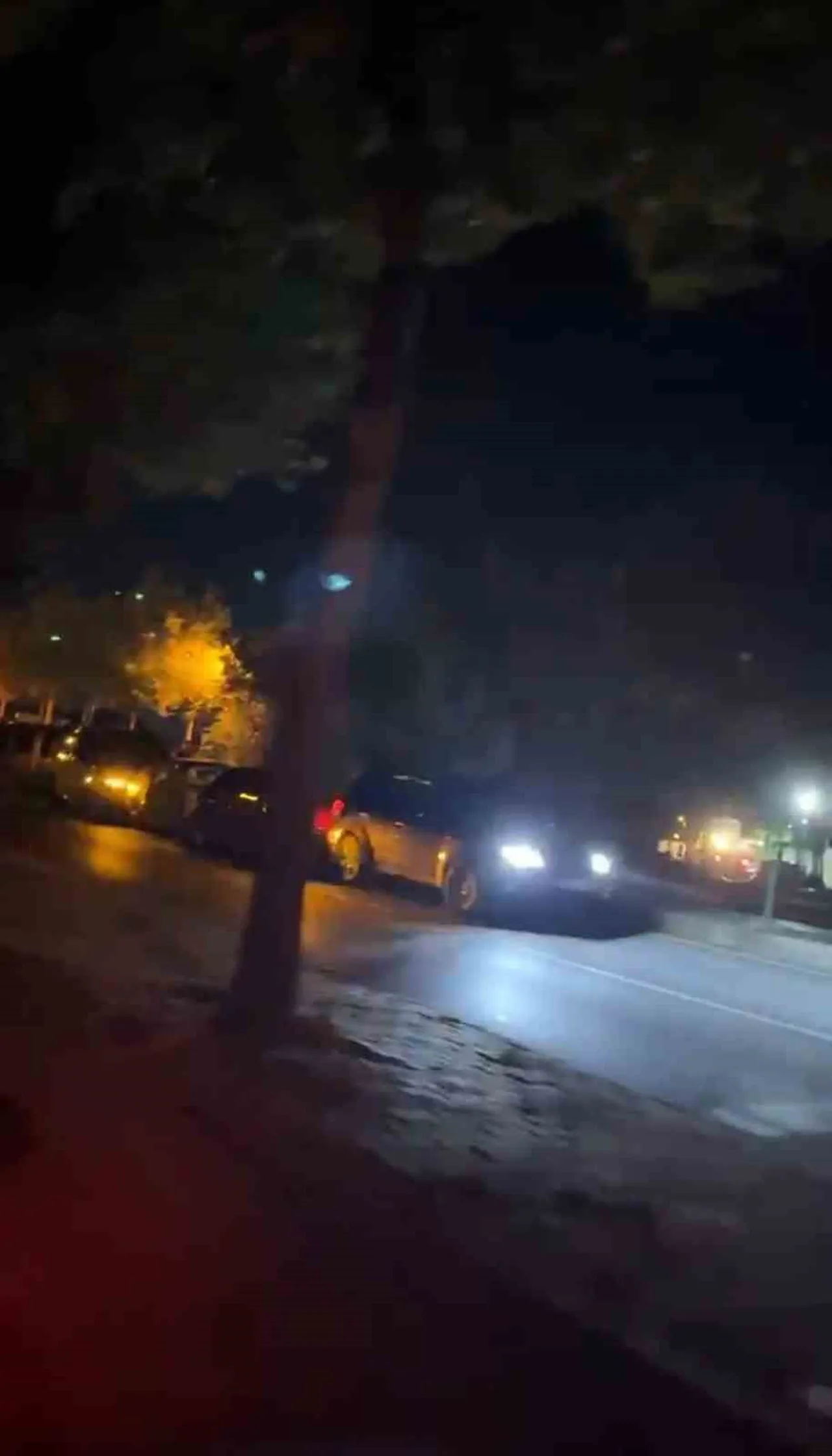 BOLU’DA, ANİDEN YOLA ÇIKAN 2 KÖPEĞE ÇARPMAMAK İÇİN SUV SÜRÜCÜSÜNÜN FREN YAPMASI SONUCU 5 ARACIN...