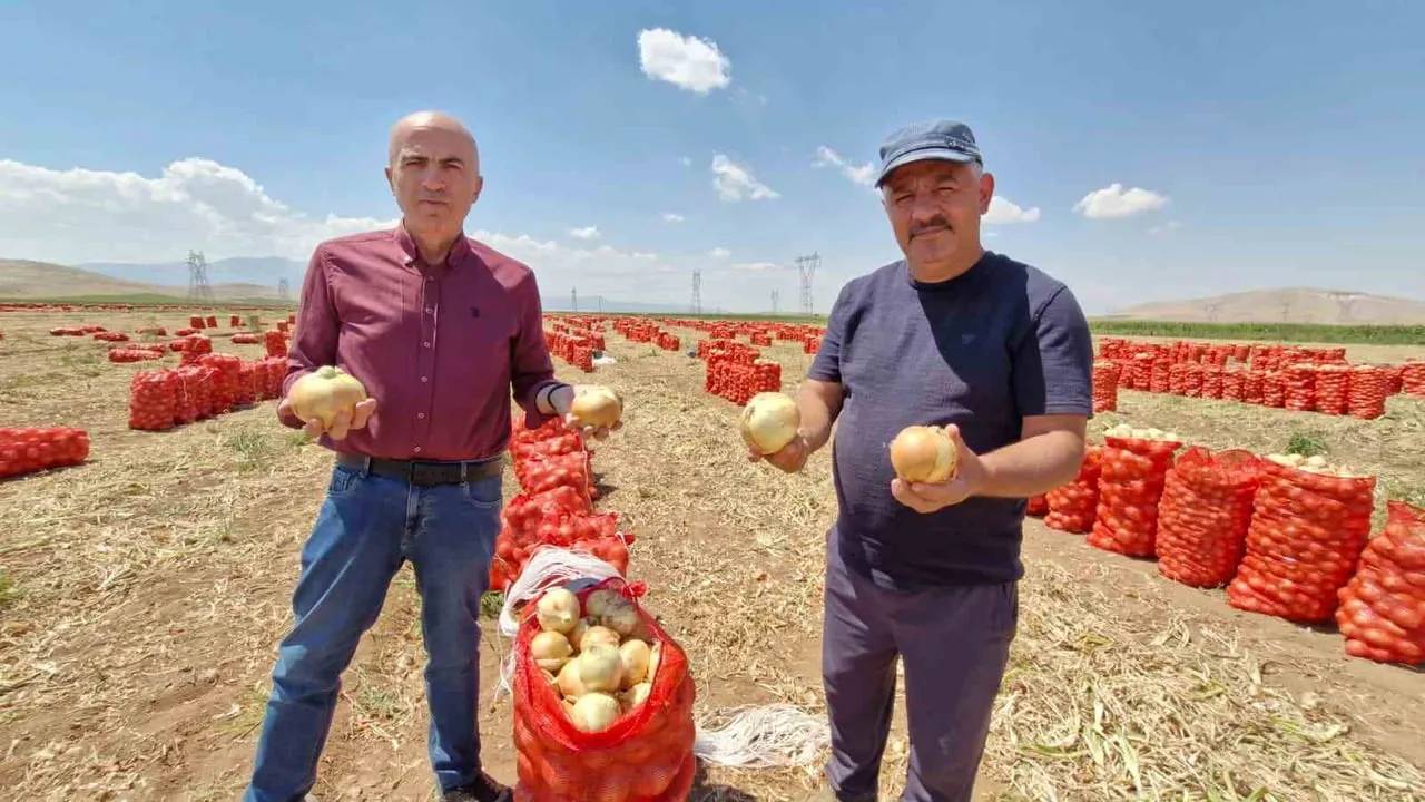 KARAMAN ZİRAAT ODASI YÖNETİM KURULU BAŞKANI MEHMET BAYRAM (SOLDA), BU YIL HER ÜRÜNDE OLDUĞU GİBİ...