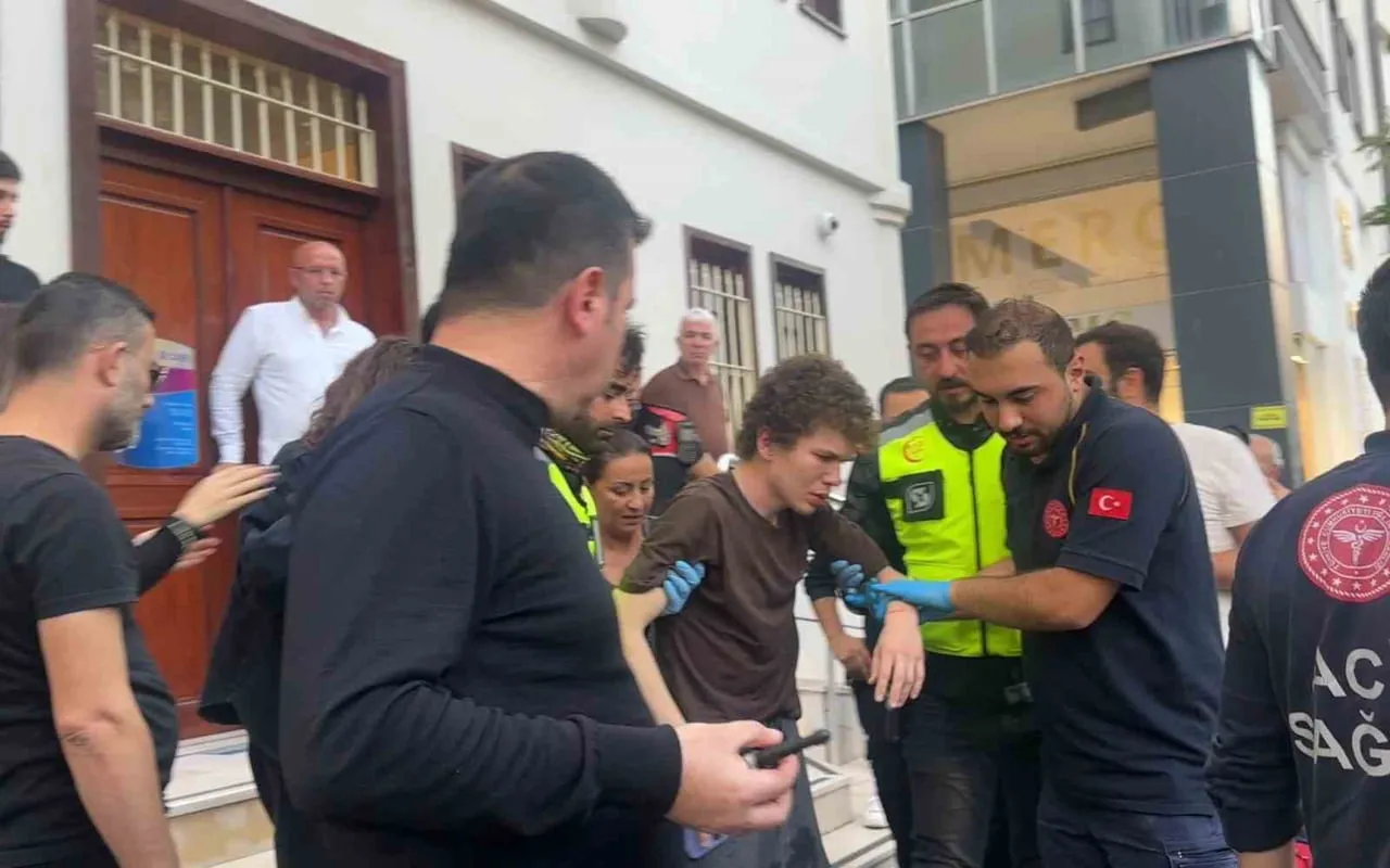 SAMSUN’UN İLKADIM İLÇESİNDE DARBEDİLEN 22 YAŞINDAKİ GENÇ HASTANEYE KALDIRILIRKEN, SALDIRGANIN OLAY...