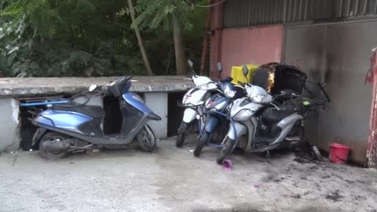 Kadıköy’de motosiklet kundaklama iddiası: 4 motosiklet kullanılamaz hale geldi