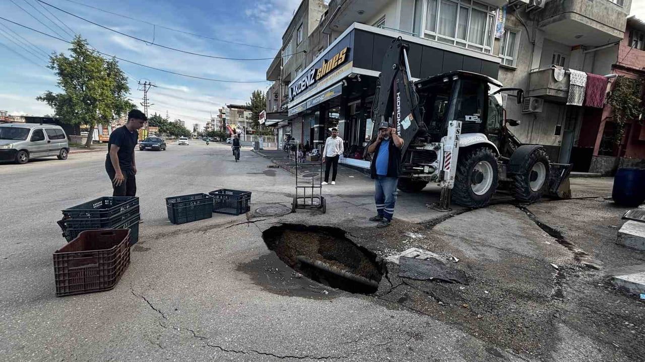 ADANA’DA YOLDA MEYDANA GELEN ÇÖKME SONUCU YAKLAŞIK 2 METRE DERİNLİĞİNDE VE GENİŞLİĞİNDE ÇUKUR...