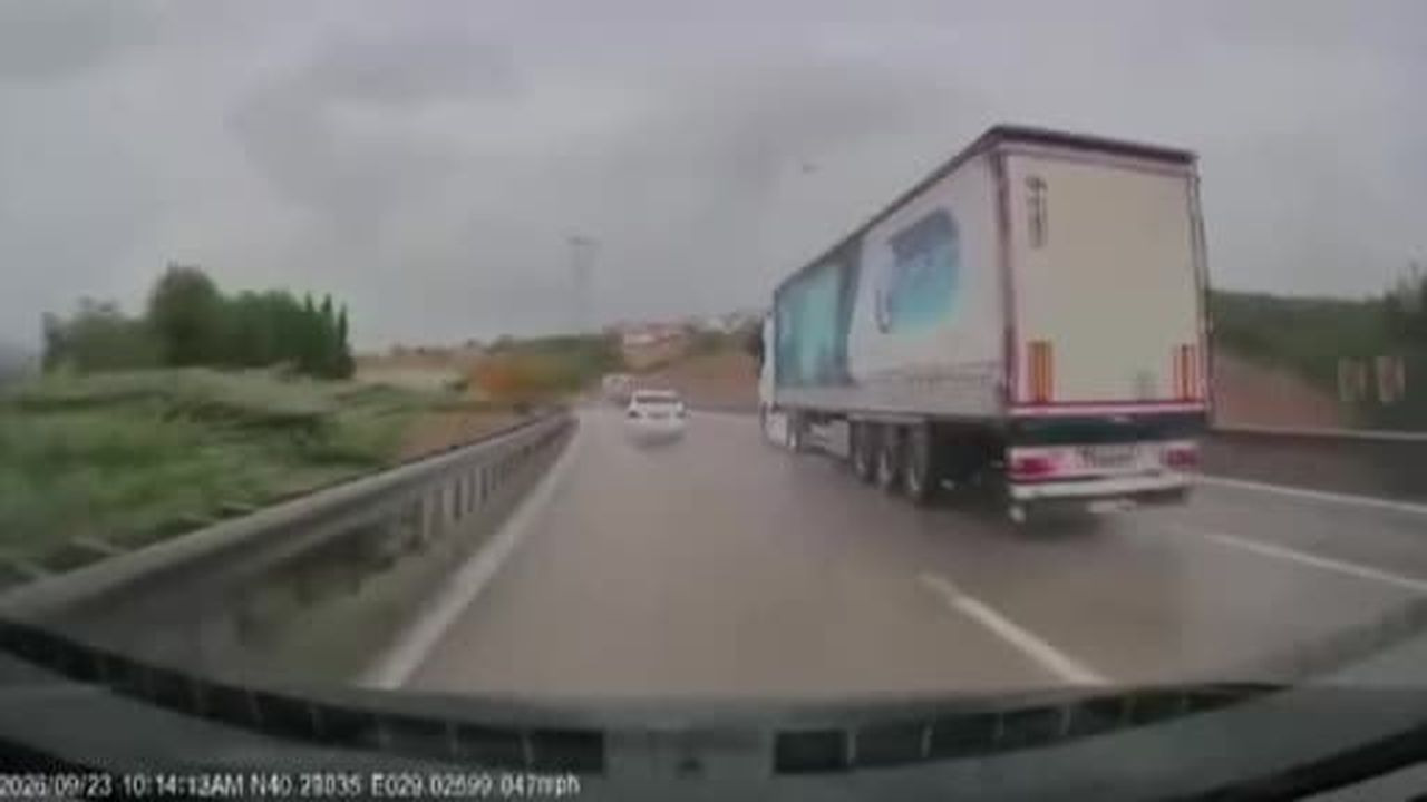 Yağışlı havaya aldırmadı, bariyerlere böyle girdi