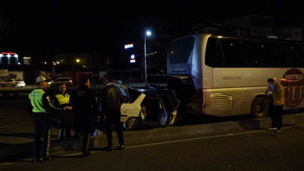 MALATYA’DA OTOBÜSE ÇARPIP ALTINA GİREN OTOMOBİLDEKİ 3 KİŞİ YARALANDI