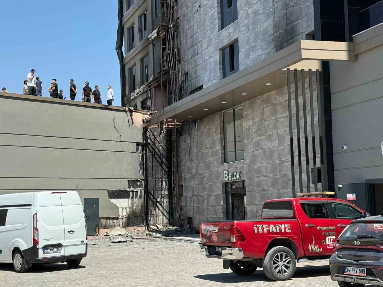 DİYARBAKIR’DA DÜN GECE SAATLERİNDE 12 KATLI BİR PLAZADA ÇIKAN YANGINDA YANGIN SÖNDÜRME...