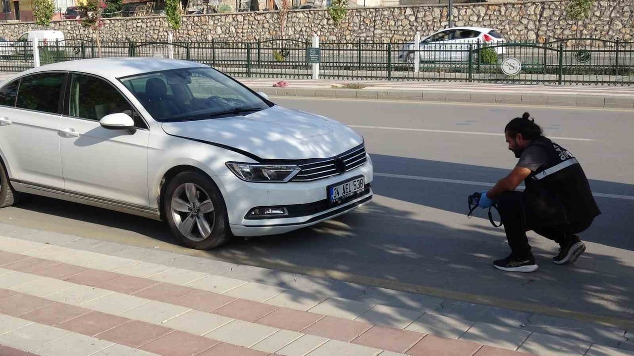 MALATYA'DA YOLUN KARŞISINA GEÇMEYE ÇALIŞIRKEN OTOMOBİLİN ÇARPTIĞI YAŞLI ADAM AĞIR...