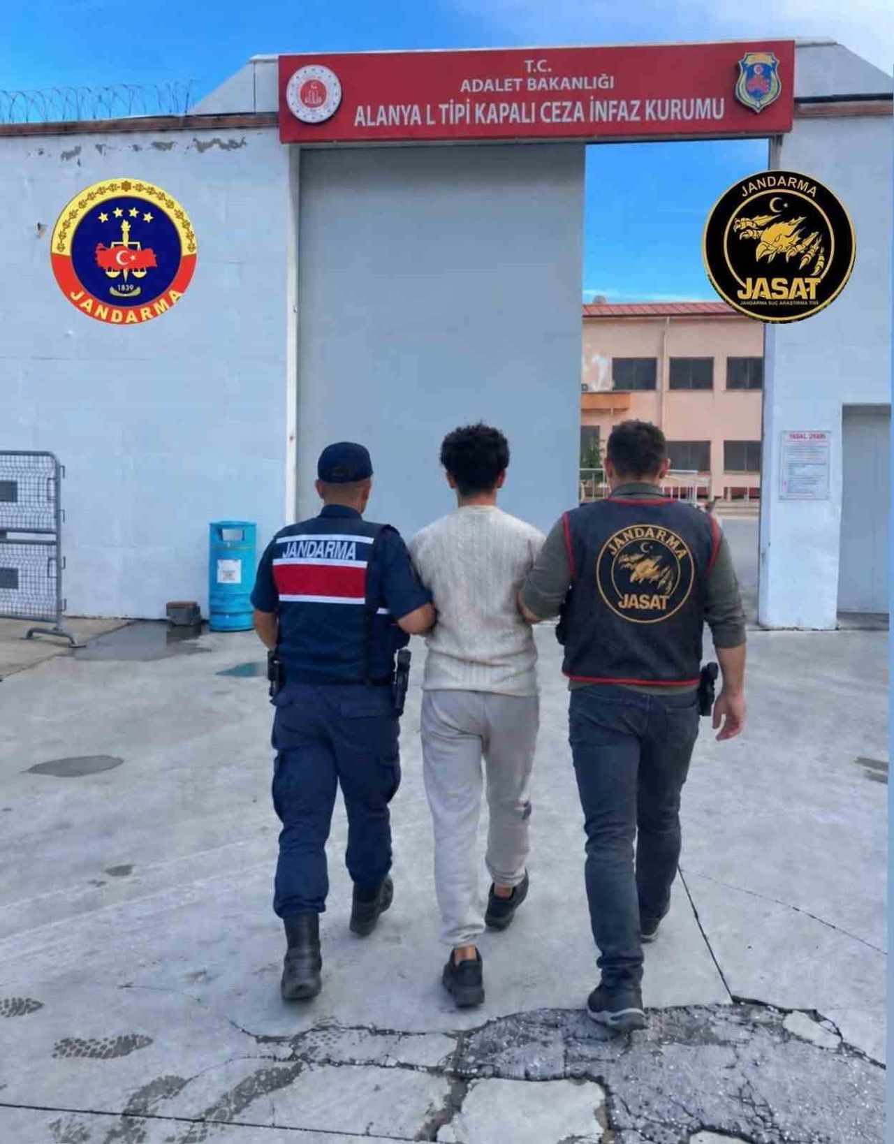 ANTALYA’NIN ALANYA İLÇESİNDE İŞ YERİ ÖNÜNE BIRAKILAN MOTOSİKLETİN ÇALINMASI OLAYINI JANDARMA SUÇ...