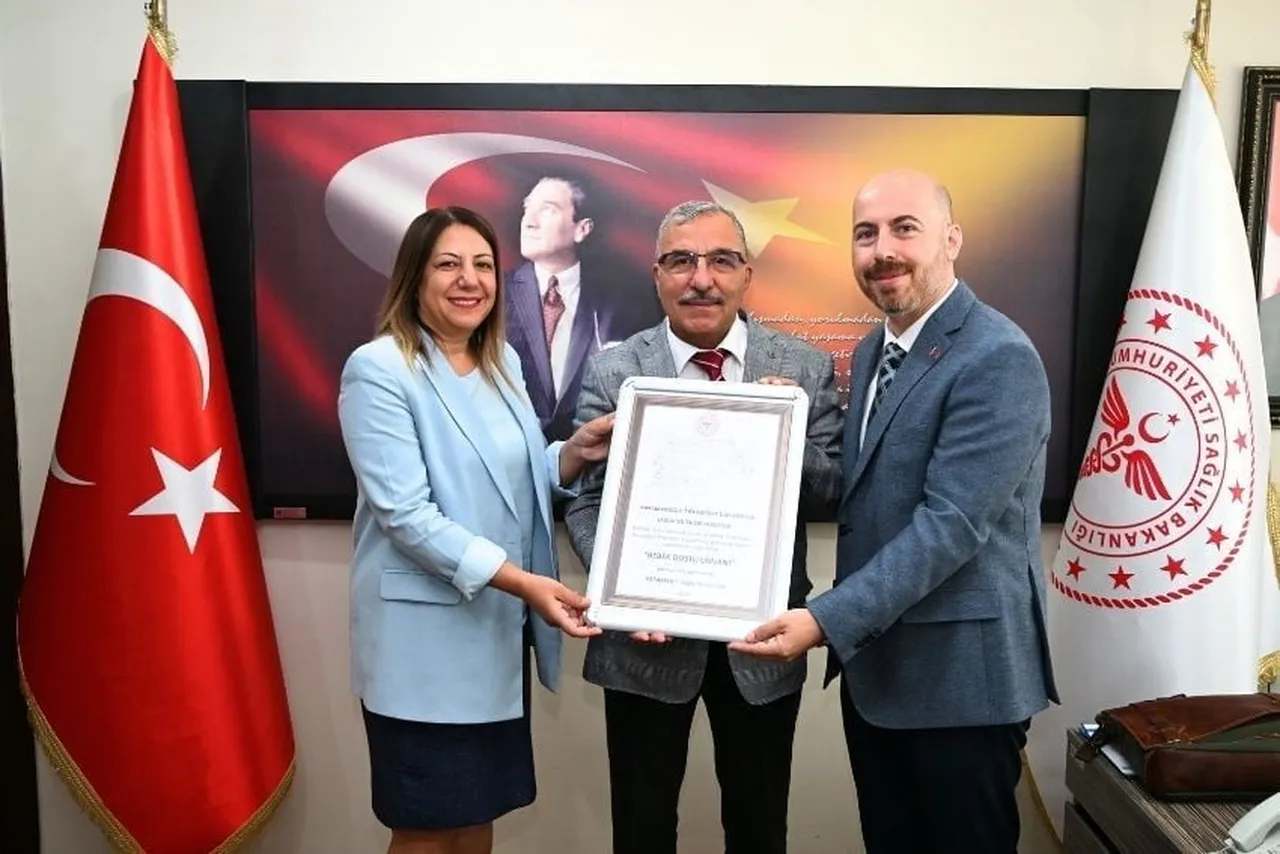 BELGE KARAMAN İL SAĞLIK MÜDÜRÜ UZM. DR. MEHMET SERKAN YURDAKUL  (SAĞDAKİ) TARAFINDAN KMÜ REKTÖRÜ...
