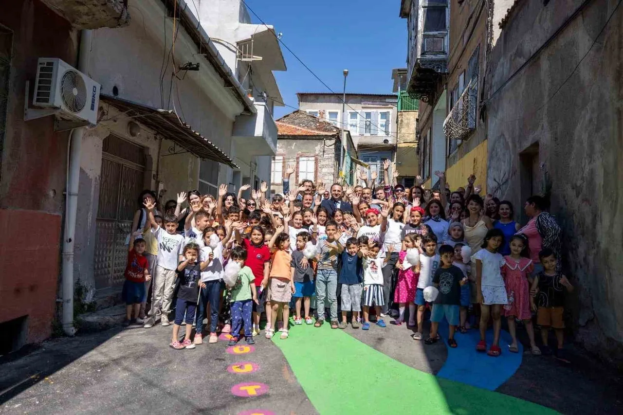 16 HAFTALIK ORTAK ÇALIŞMAYLA BASMANE’DEKİ 944 SOKAK, ÇOCUKLARIN HAYALLERİ DOĞRULTUSUNDA YENİDEN...