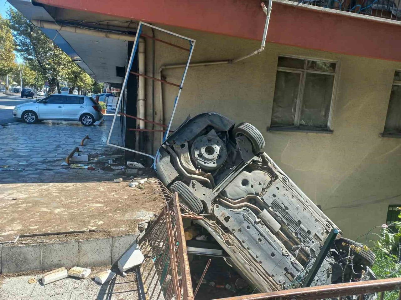 ANKARA’DA, SÜRÜCÜSÜNÜN VİRAJI DÖNMEK İÇİN MANEVRA YAPTIĞI OTOMOBİLİN, SEYİR HALİNDEKİ OTOMOBİLLE...