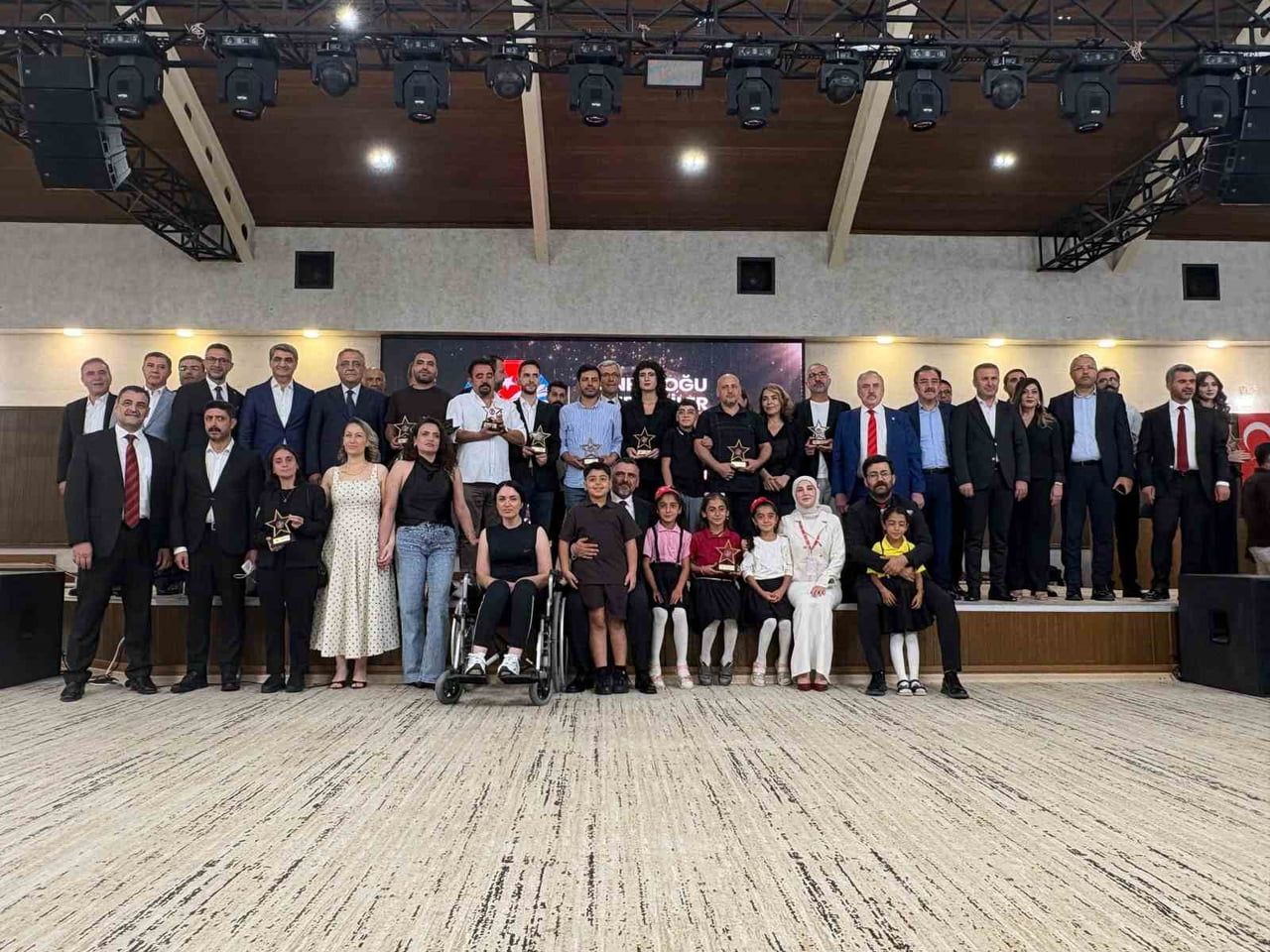 "GELENEKSEL YILIN BAŞARILI GAZETECİLERİ ÖDÜLLERİ" KAPSAMINDA, SEYRANTEPE İLKOKULU'NA ÖZEL ÖDÜL...