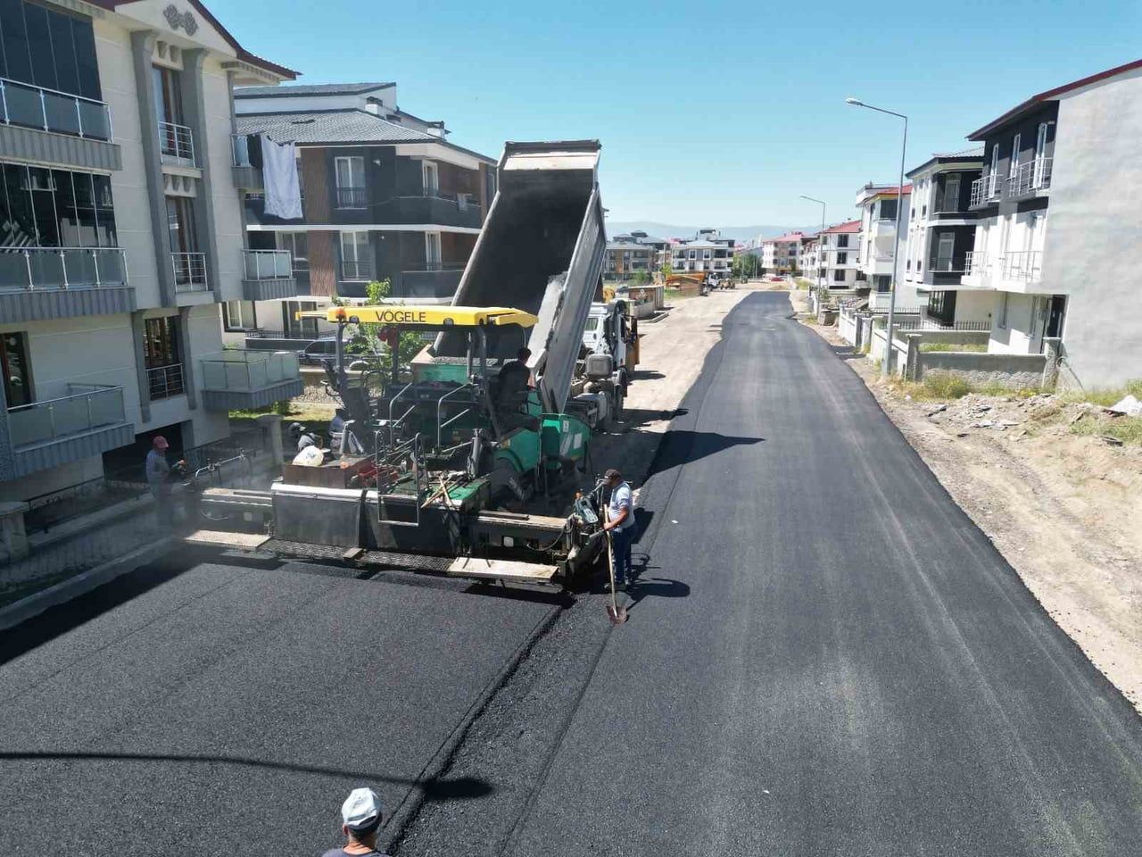 ERZURUM’UN MERKEZ AZİZİYE İLÇESİNDEKTİ ASFALTLAMA ÇALIŞMALARI SEZON BAŞINDAN BU YANA DEVAM EDİYOR....