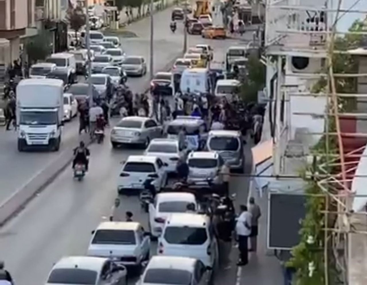 ADANA'DA ÇIKAN SİLAHLI KAVGADA 19 YAŞINDAKİ GENÇ HAYATINI KAYBETTİ. OLAYIN ARDINDAN KAÇAN 20...