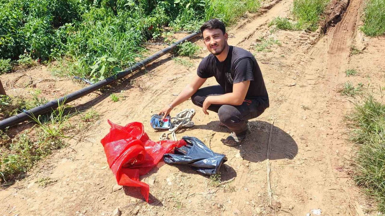 ADANA'DA BİR BİBER TARLASINA GECE SAATLERİNDE GİREN HIRSIZLAR, YAKLAŞIK 1 TON SALÇALIK KIRMIZI...
