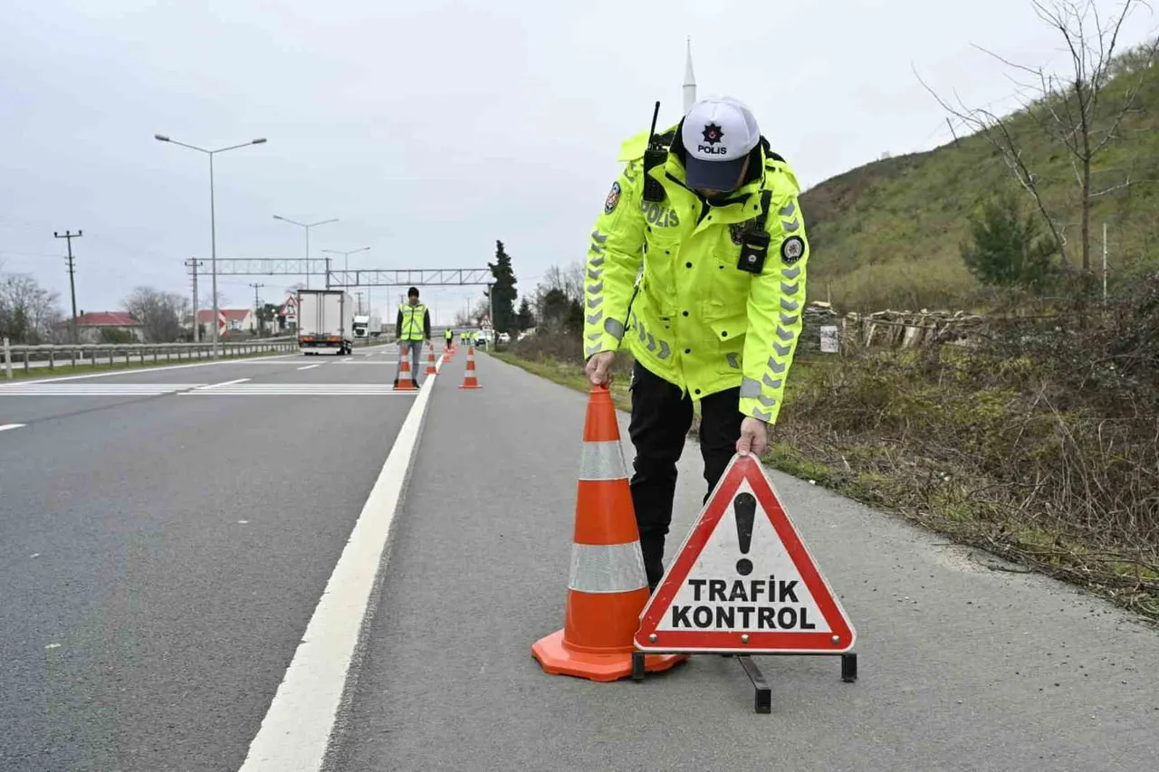 ORDU'DA TRAFİK EKİPLERİNCE SON BİR HAFTADA YAPILAN DENETİMLERDE 14 BİN 895 ARAÇ VE SÜRÜCÜSÜ...