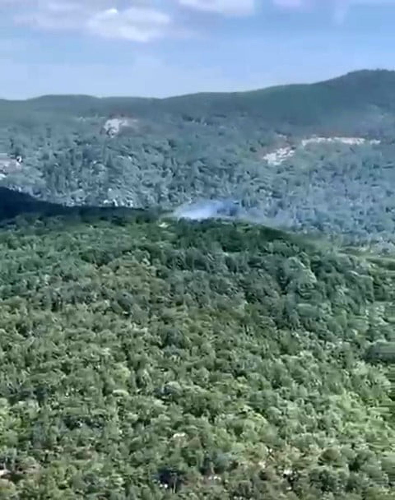 KAZDAĞLARI'NDA YILDIRIM KAYNAKLI ORMAN YANGININA HAVADAN VE KARADAN MÜDAHALE EDİLİYOR