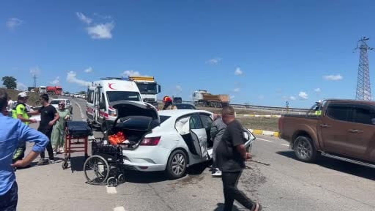 Pendik’te 2 otomobilin çarpıştığı kazada 2 kişi yaralandı