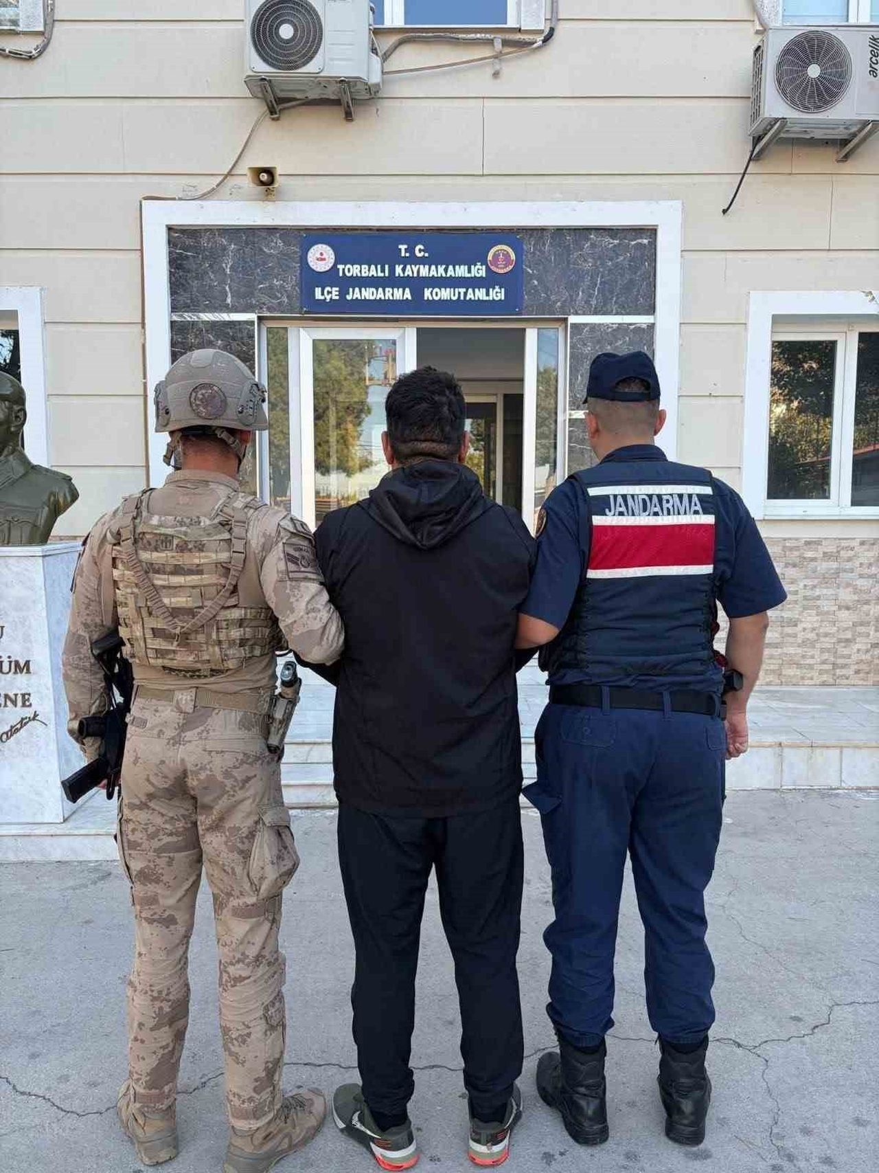 İZMİR'DE JANDARMA EKİPLERİNİN KOMANDOLAR VE JASAT DESTEKLİ DÜZENLEDİĞİ OPERASYONDA, HAKKINDA 25...