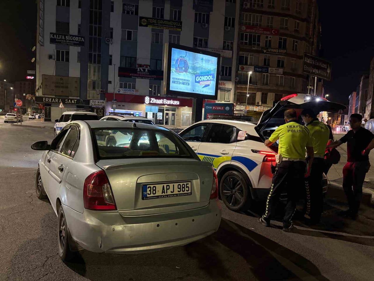 KAYSERİ’NİN MELİKGAZİ İLÇESİNDE POLİS EKİPLERİ TARAFINDAN ŞÜPHE ÜZERİNE DURDURULAN OTOMOBİLİN...