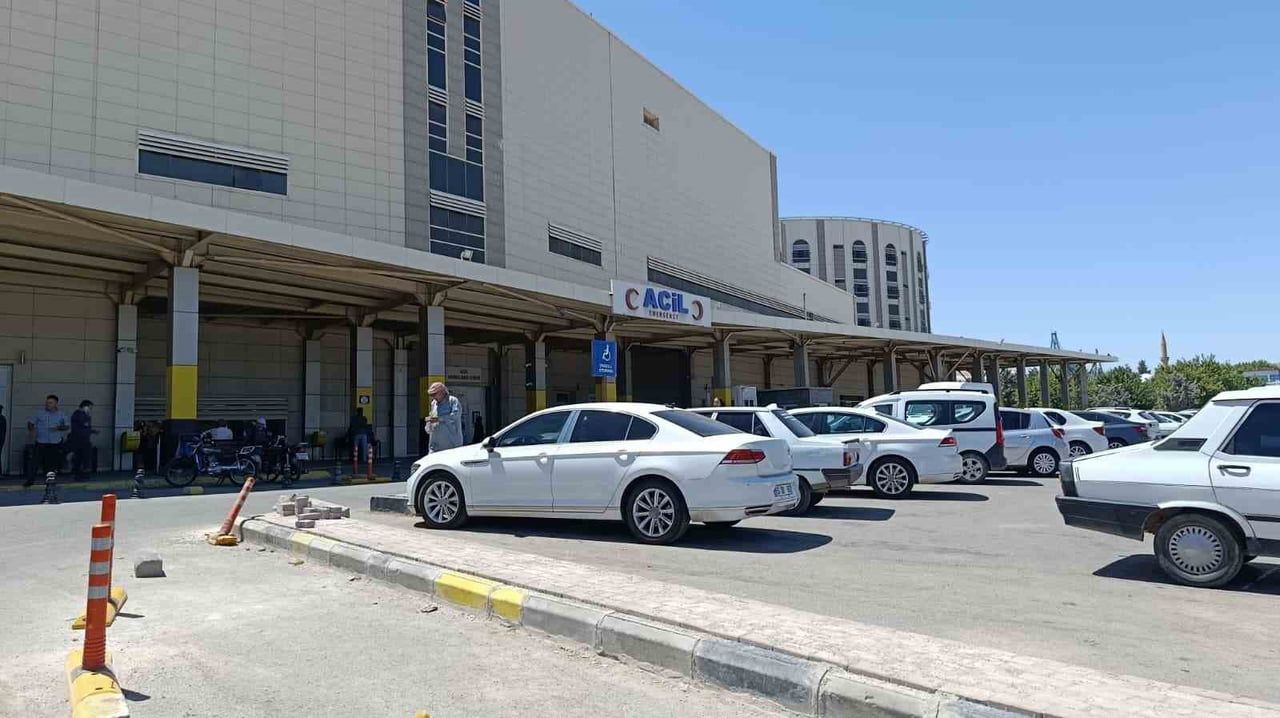 ŞANLIURFA'DA GÖREV YAPAN BİR SAĞLIK ÇALIŞANININ HASTA YAKINI TARAFINDAN DARP EDİLDİĞİ İDDİASI...