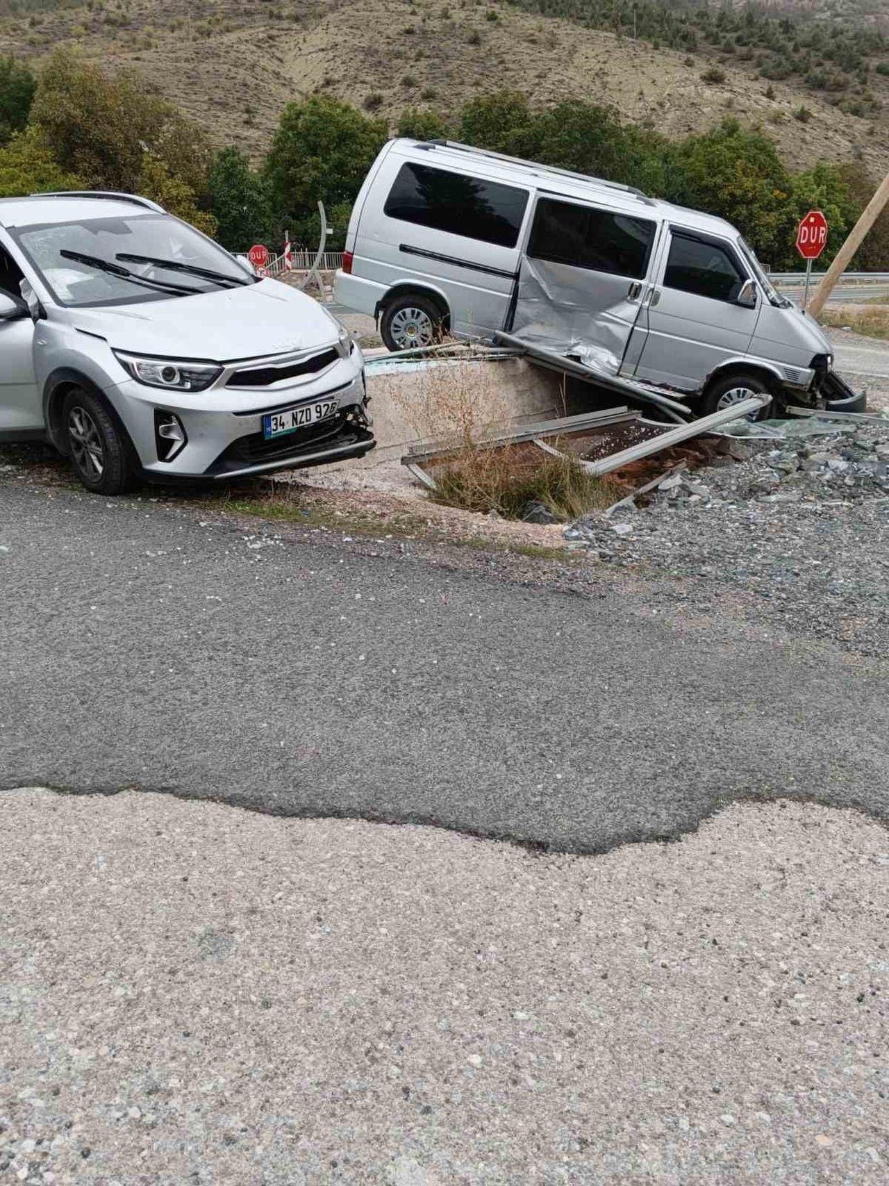 GÜMÜŞHANE’DE MİNİBÜS İLE OTOMOBİLİN ÇARPIŞMASI SONUCU MEYDANA GELEN TRAFİK KAZASINDA 4 KİŞİ...