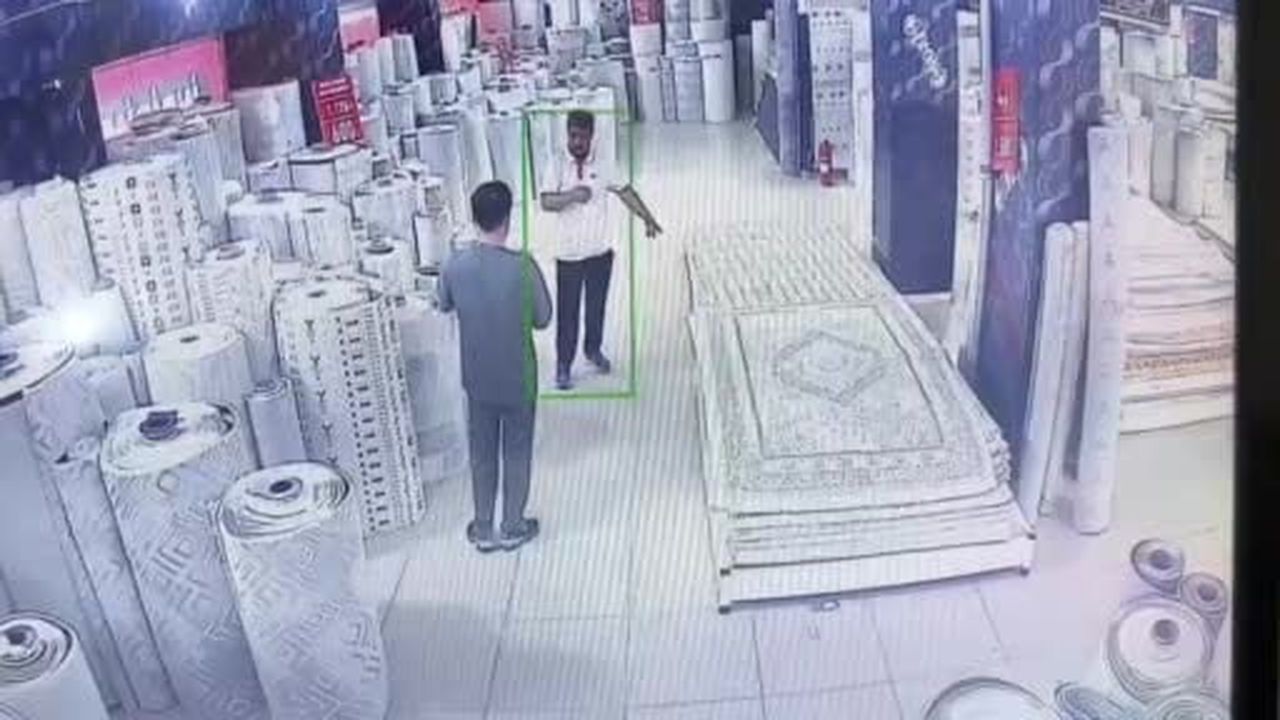 Van'da işitme engelli müşteriyle halaylı pazarlık gülümsetti