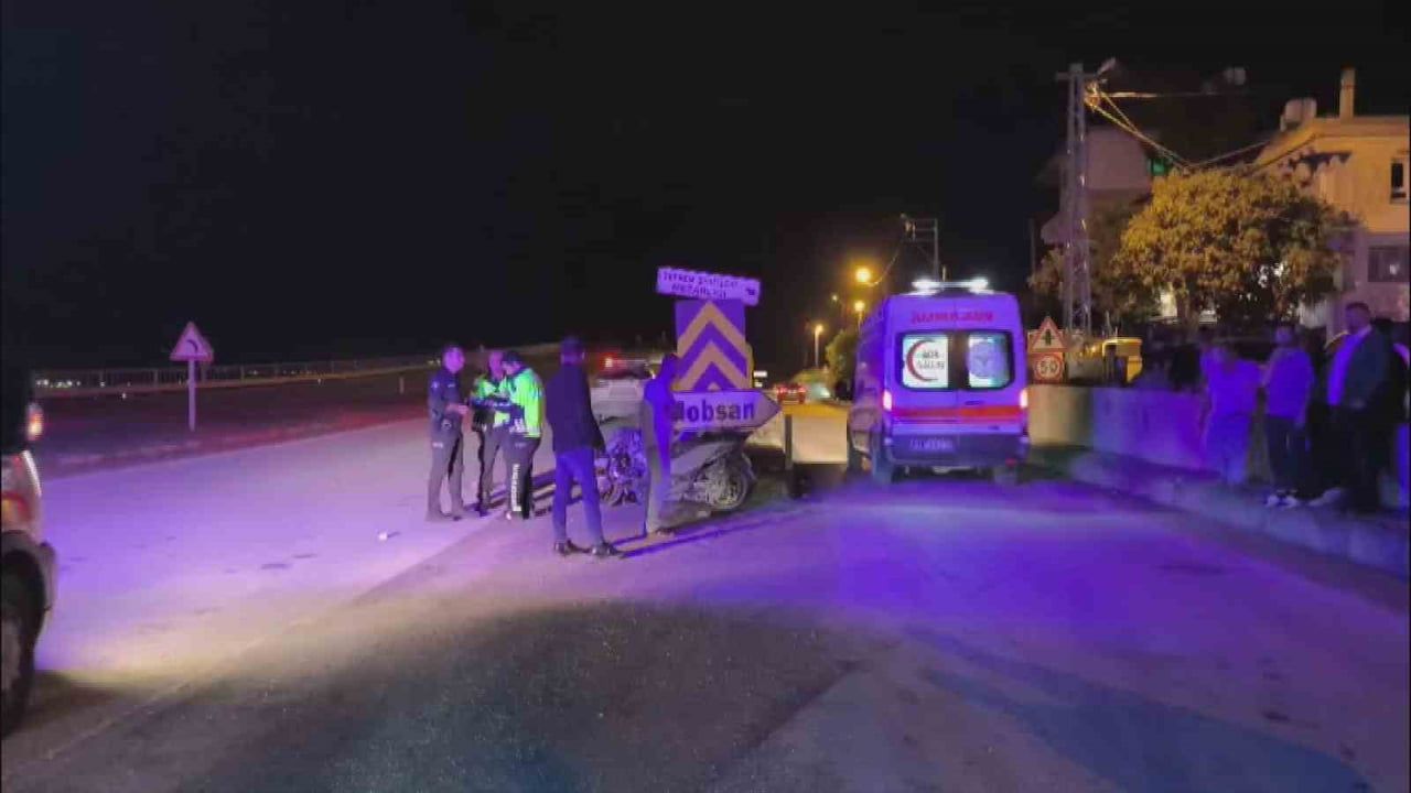 HATAY’DA SEYİR HALİNDE OLAN MOTOSİKLET, DİREKSİYON HAKİMİYETİNİ KAYBEDEREK BARİYERE ÇARPTI....