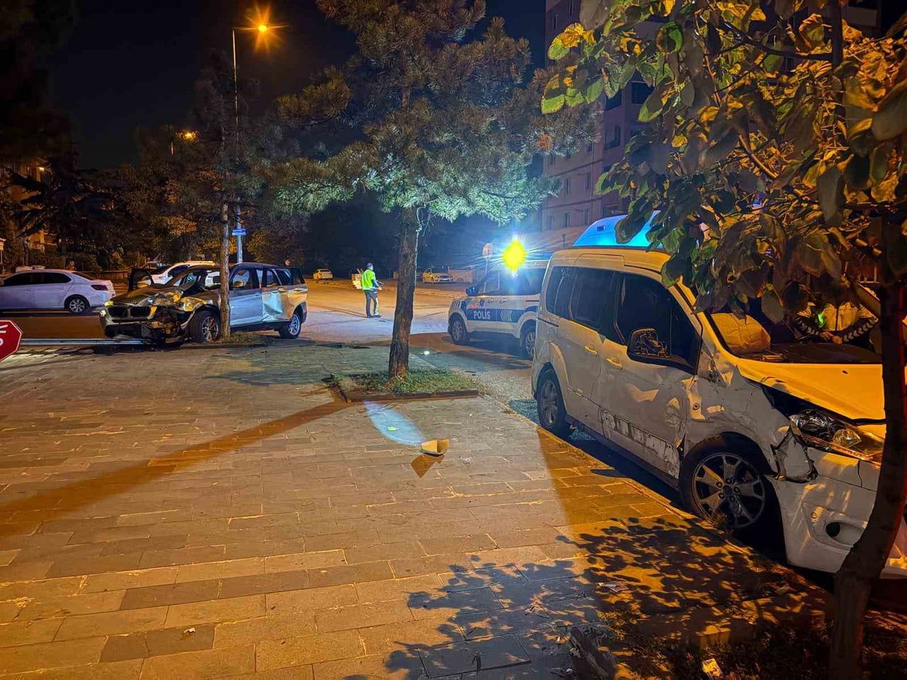 KAYSERİ’NİN MELİKGAZİ İLÇESİNDE HAFİF TİCARİ ARAÇ İLE SUV TARZI ARACIN ÇARPIŞTIĞI TRAFİK...