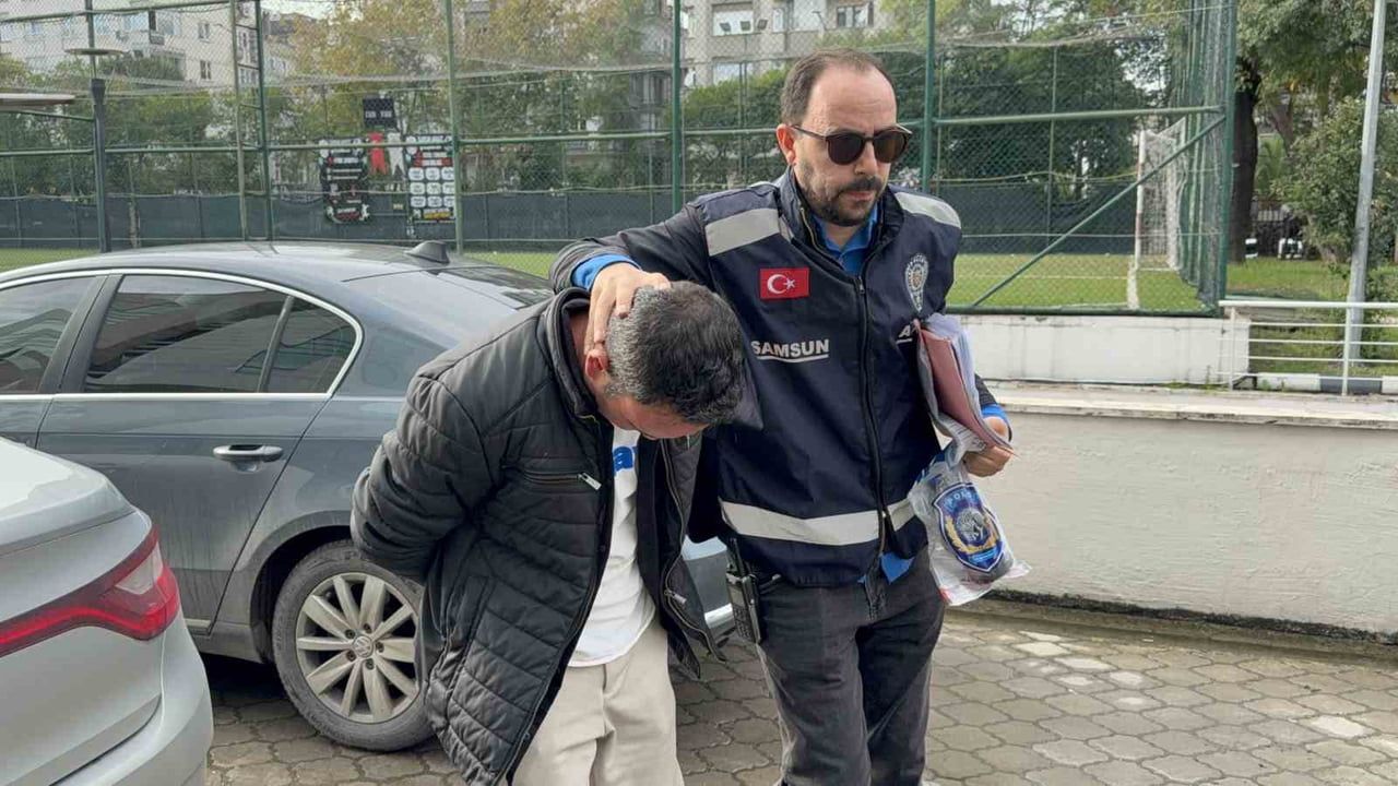 SAMSUN’UN ATAKUM İLÇESİNDE BİR KİŞİNİN EVİNE MUTFAK PENCERESİNDEN GİREREK BIÇAK TEHDİDİYLE...