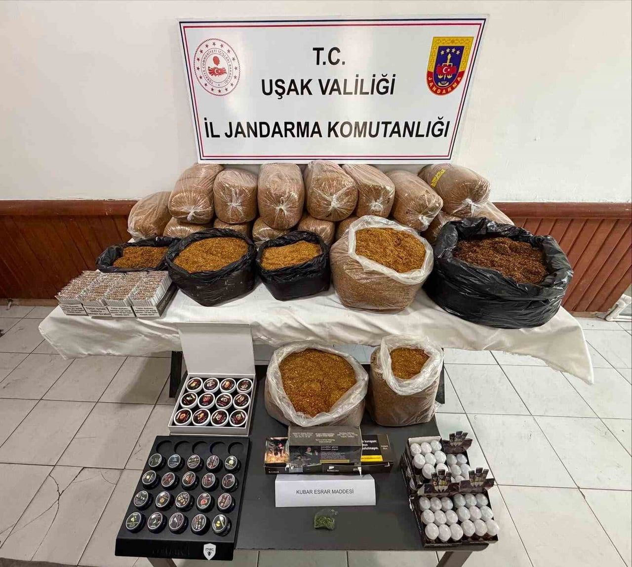 UŞAK’IN SİVASLI İLÇESİNDE JANDARMA EKİPLERİNCE BİR ŞAHSIN EVİNE DÜZENLENEN OPERASYONDA 120 KİLO...